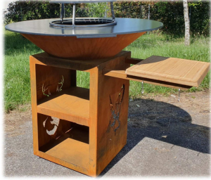 Brasero/plancha ou barbecue, ce brasero est en acier Corten d'un diamètre de 980mm Chaleur et ambiance Diffuse une chaleur agréable autour du foyer, idéale pour prolonger les soirées en extérieur. Crée une ambiance chaleureuse et conviviale, bien plus vivante qu’un simple barbecue. 🍳 2. Cuisson polyvalente et saine La plaque plancha permet de cuire viandes, poissons, légumes, œufs ou fruits sans flamme directe. Cuisson homogène, peu de fumée, et moins de graisses brûlées qu’au barbecue classique. Possibilité de cuire plusieurs aliments en même temps à différentes températures selon la zone de la plaque. 👨‍👩‍👧‍👦 3. Convivialité maximale Les convives peuvent se rassembler tout autour et participer à la cuisson. Le cuisinier ne tourne plus le dos aux invités : tout se fait au centre de la table sociale. Utilisable aussi bien en été qu’en mi-saison ou en hiver grâce à la chaleur dégagée. La plaque se nettoie facilement à chaud avec une spatule et un peu d’huile.